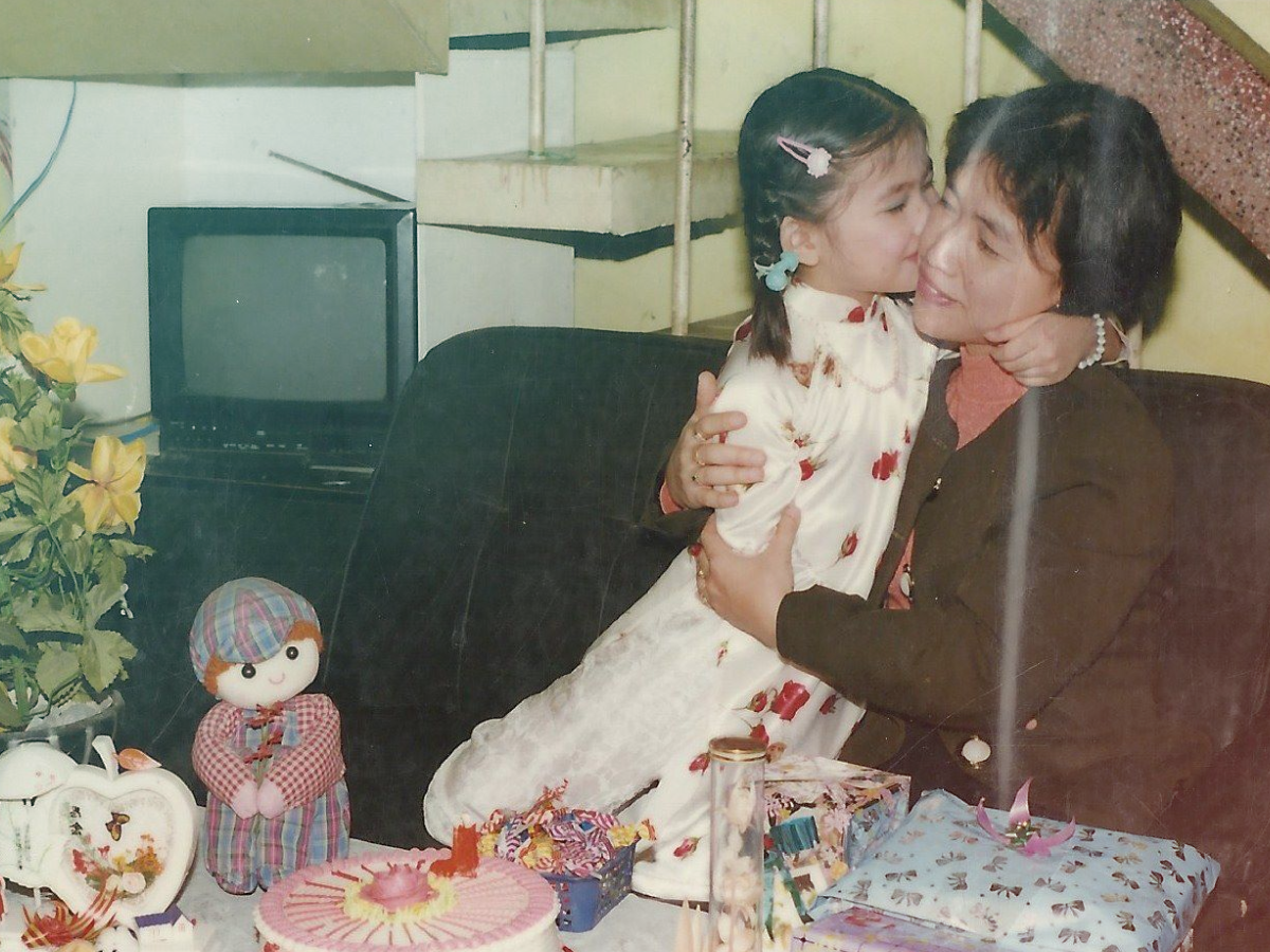 Chi Nguyen hugging her mother as a child.